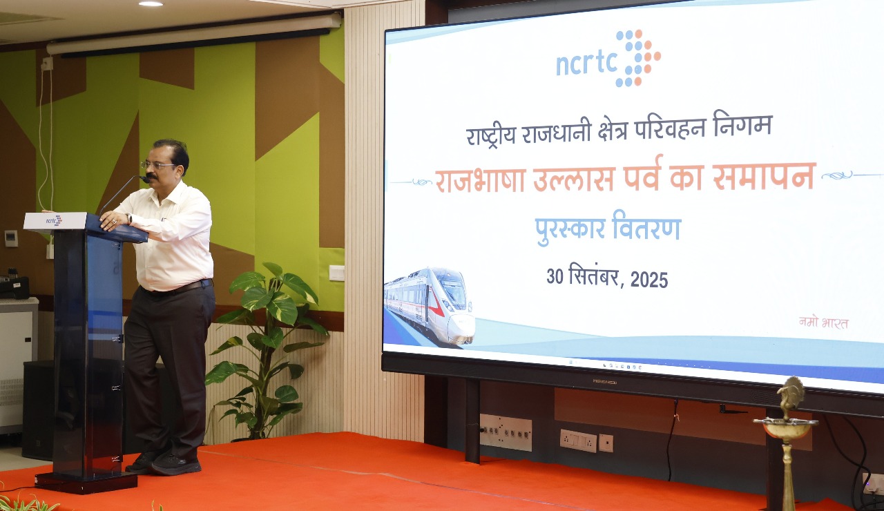 हिंदी पखवाड़ा "राजभाषा उल्लास पर्व" 2025

एनसीआरटीसी में 14 से 28 सितंबर तक हिंदी पखवाड़ा "राजभाषा उल्लास पर्व" मनाया गया। कॉर्पोरेट कार्यालय और साइट कार्यालयों में विभिन्न कार्यक्रम और प्रतियोगिताएँ आयोजित की गईं, जिनमें कर्मचारियों ने उत्साहपूर्वक भाग लिया।

30 सितम्बर 2025 को आयोजित समापन समारोह की शुरुआत प्रबंध निदेशक श्री शलभ गोयल द्वारा विभिन्न प्रतियोगिताओं के विजेताओं को पुरस्कार वितरण के साथ हुई। कवि सम्मेलन का भी आयोजन किया गया जिसमें कुछ प्रसिद्ध कवियों ने अपनी रचनाएँ प्रस्तुत कीं और निगम कार्यालय तालियों और ठहाकों से गूंज उठा।